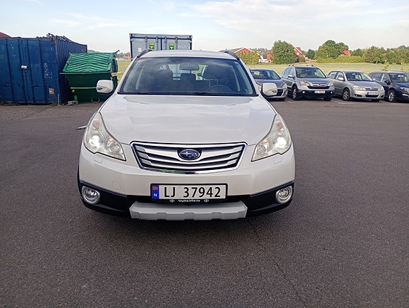 Subaru Legacy 2 of 5