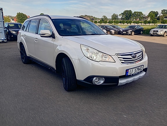 Subaru Legacy 3 of 5