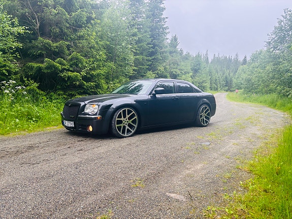 Chrysler 300C 2 of 5
