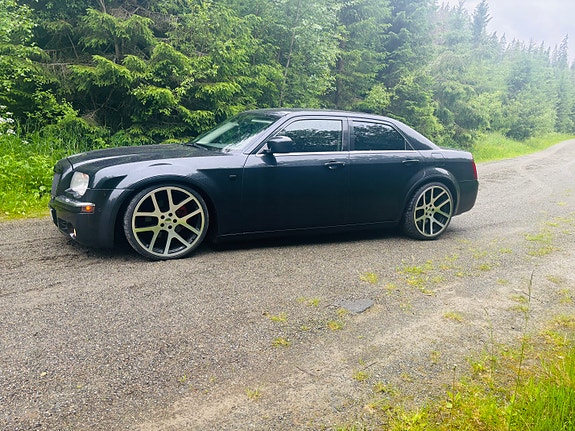 Chrysler 300C 4 of 5