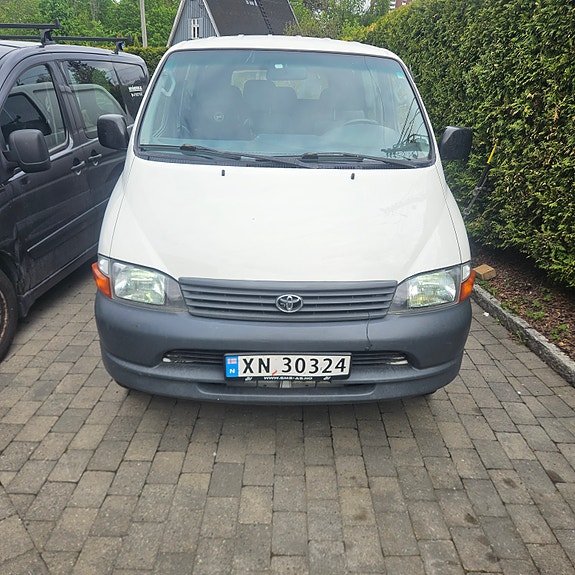 Toyota HiAce 2 of 5