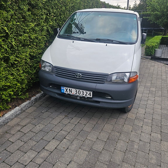 Toyota HiAce 4 of 5