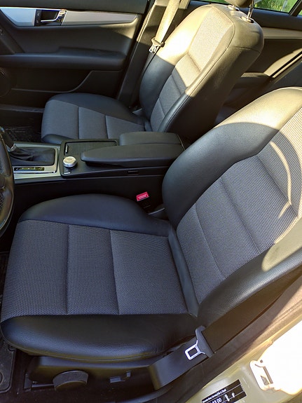 Mercedes-Benz C200 4 of 5