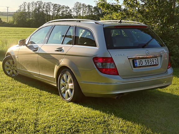 Mercedes-Benz C200 2 of 5