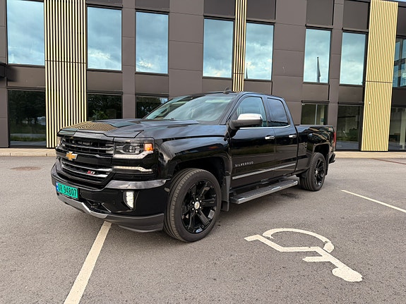 Chevrolet Silverado 4 of 5
