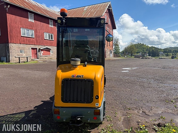 Giant V452T HD 3 of 5