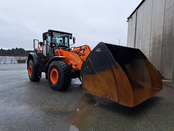 Hitachi ZW250-6 2 of 5
