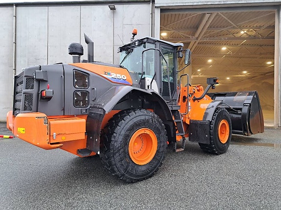 Hitachi ZW250-6 3 of 5