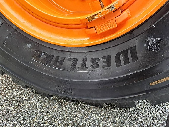 Hitachi ZW250-6 13 of 16