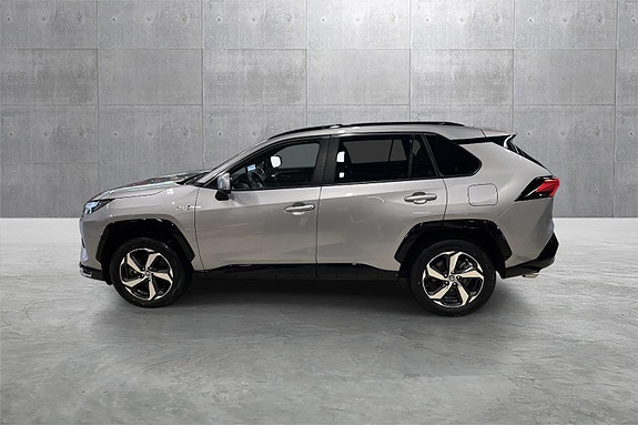 Toyota RAV4 Plug-in Hybrid 2 of 5