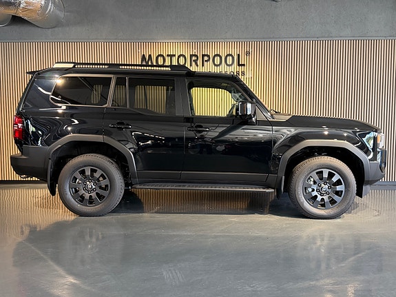 Toyota Land Cruiser 3 of 5