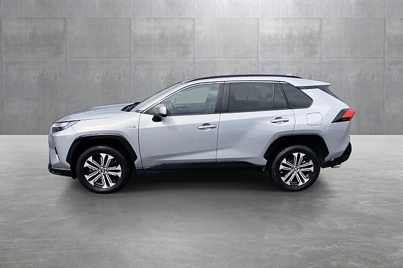 Toyota RAV4 Plug-in Hybrid 2 of 5