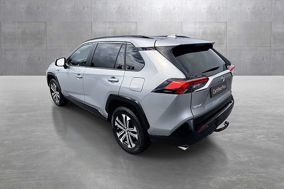 Toyota RAV4 Plug-in Hybrid 3 of 5