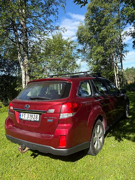 Subaru Legacy Outback 3 of 5