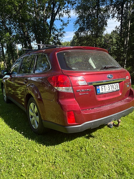 Subaru Legacy Outback 2 of 5