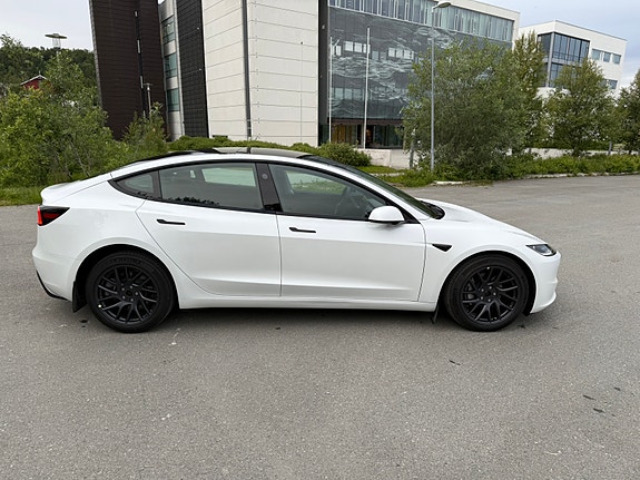 Tesla Model 3 4 of 5