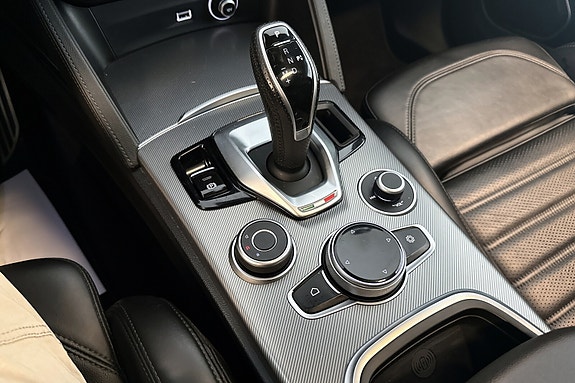 Alfa Romeo Stelvio 23 of 24