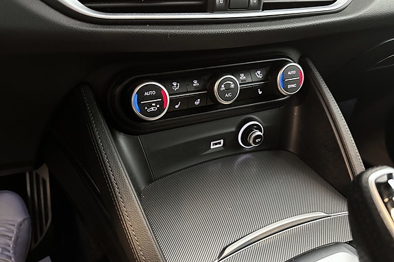 Alfa Romeo Stelvio 24 of 24