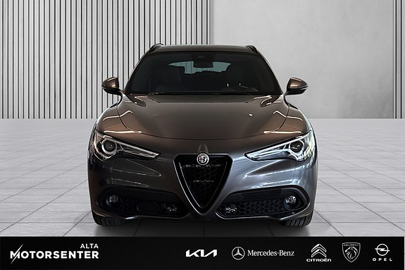 Alfa Romeo Stelvio 2 of 5