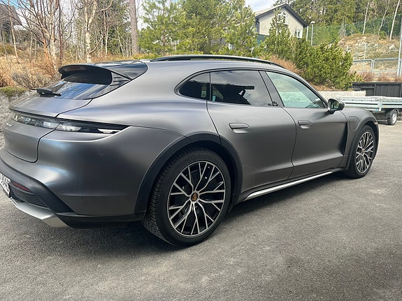 Porsche Taycan Cross Turismo 2 of 5