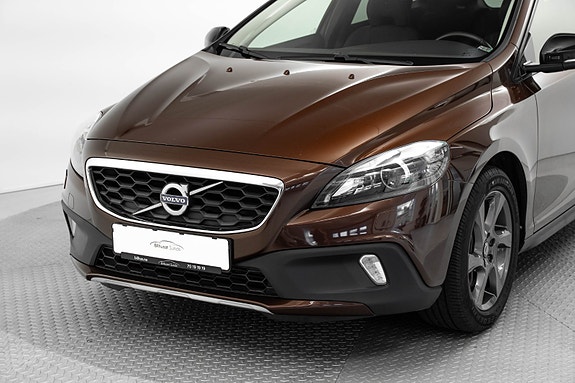 Volvo V40 Cross Country 2 of 5