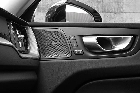 Volvo XC60 14 of 30
