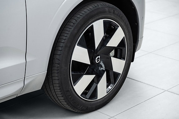 Volvo XC60 8 of 30