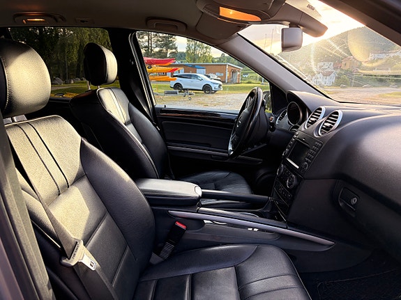 Mercedes-Benz ML350 11 of 30