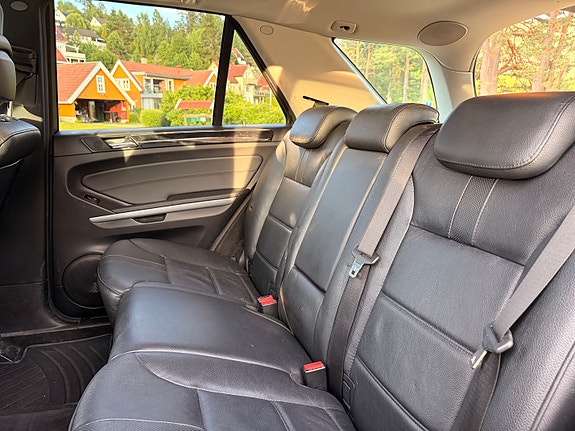 Mercedes-Benz ML350 20 of 30