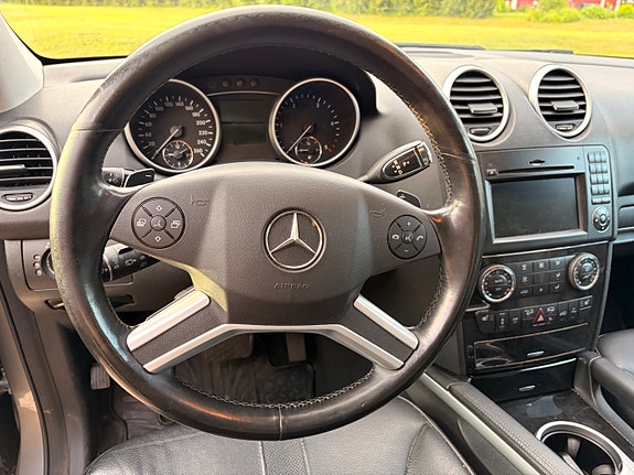 Mercedes-Benz ML350 13 of 30