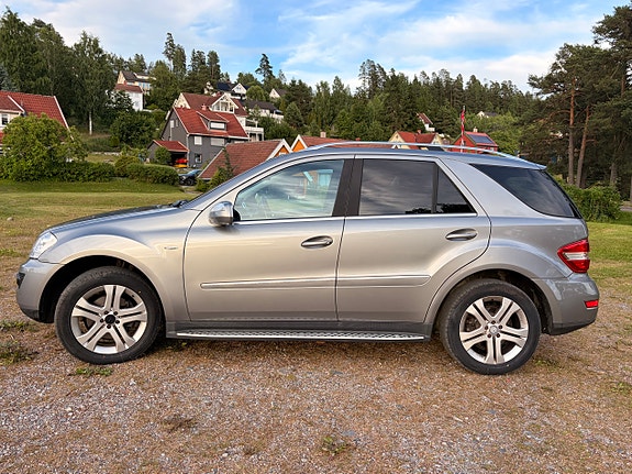 Mercedes-Benz ML350 3 of 30