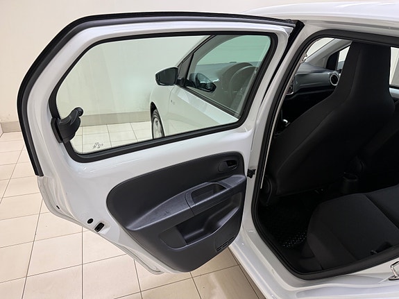 Volkswagen UP! 27 of 30