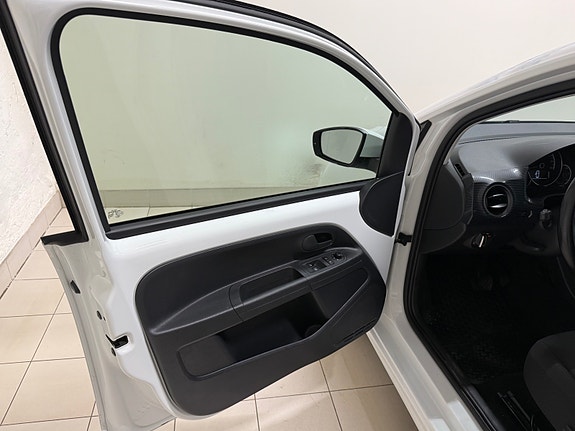 Volkswagen UP! 28 of 30