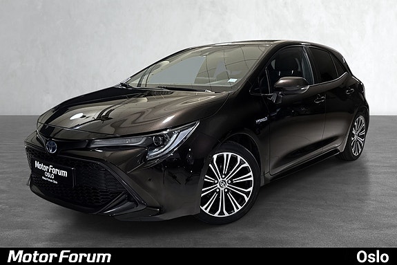 Sporty front med skarp grill og elegante felger i svart.