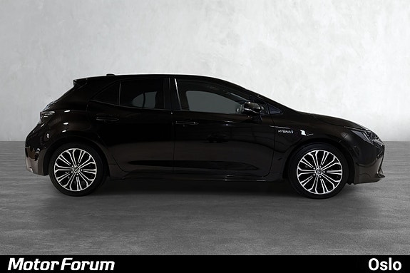 Dynamisk sideprofil med sporty hjul og skinnende lakkfinish.