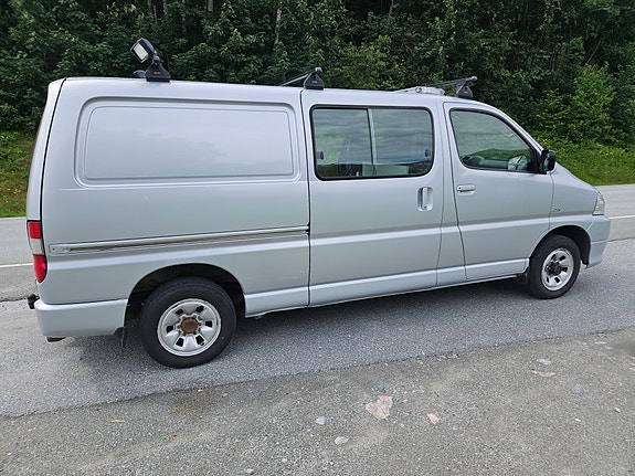 Toyota HiAce 4 of 5