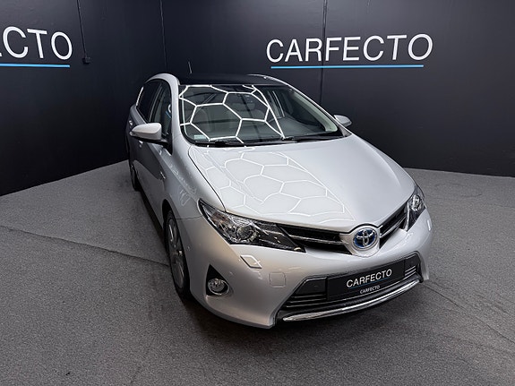 Toyota Auris 2 of 5