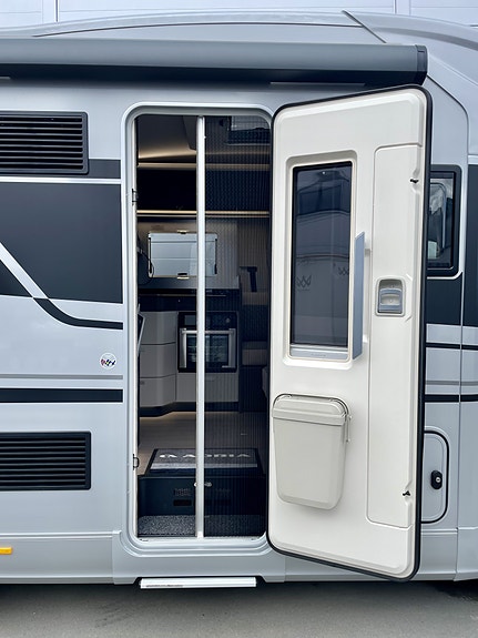 Adria Coral Supreme MB 670 DC // Mercedes 170 HK Automat | ALDE | Premium Helårsbobil 4 of 5