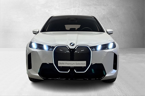 BMW iX 2 of 5