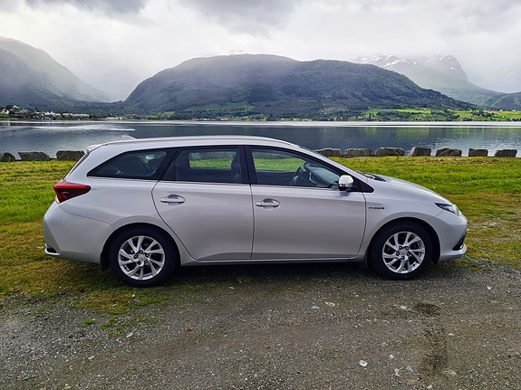 Toyota Auris 2 of 24
