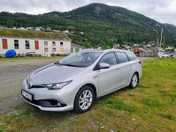 Toyota Auris 7 of 24
