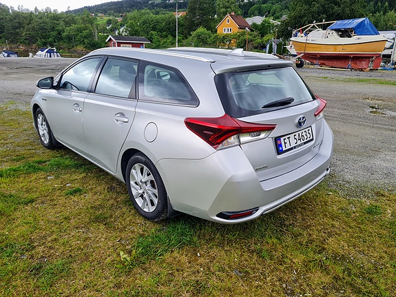 Toyota Auris 5 of 24