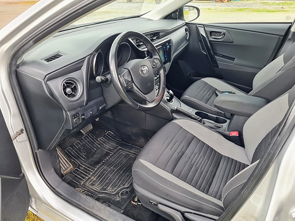 Toyota Auris 12 of 24