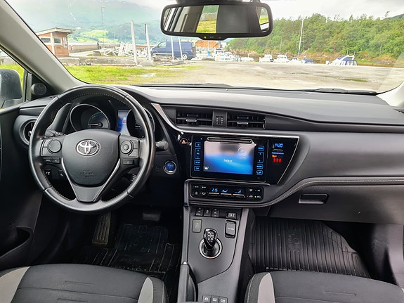 Toyota Auris 9 of 24