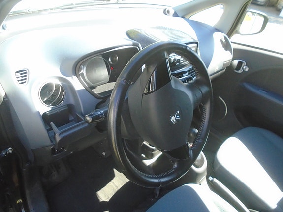 Peugeot iOn 10 of 14