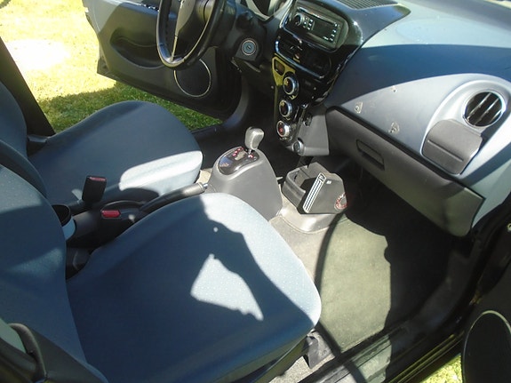 Peugeot iOn 12 of 14