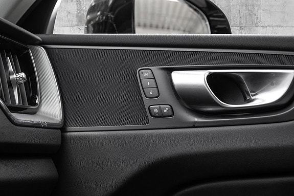 Volvo XC60 13 of 30