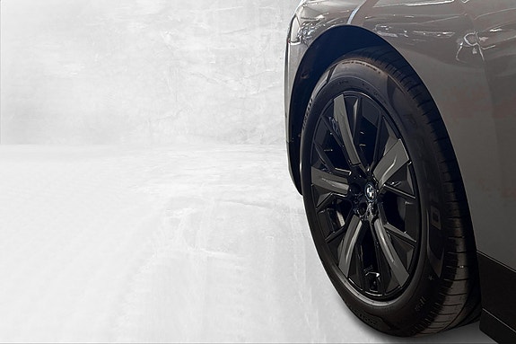BMW iX 2 of 5