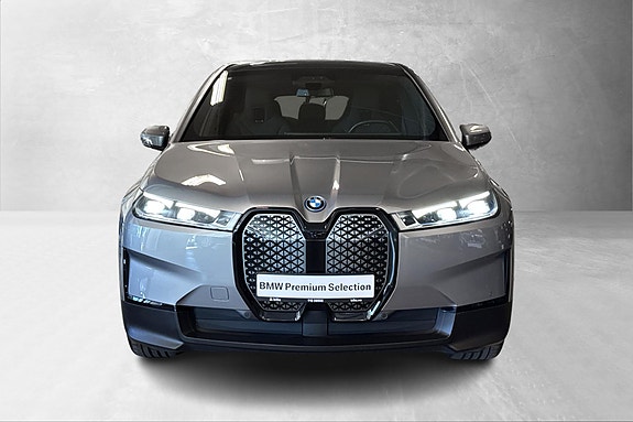 BMW iX 4 of 5