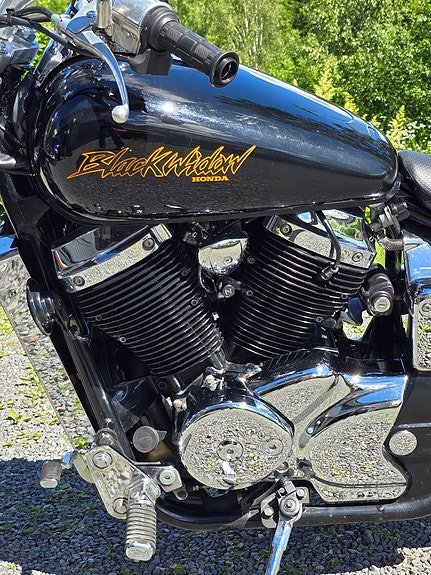Honda VT 750 Black Widow 3 of 5